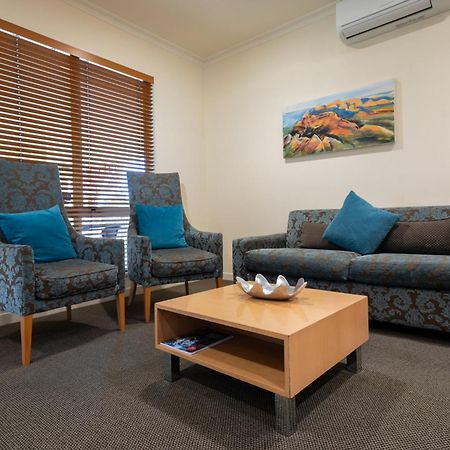 Regal Palms Resort Rotorua Exterior foto A living room in a typical apartment