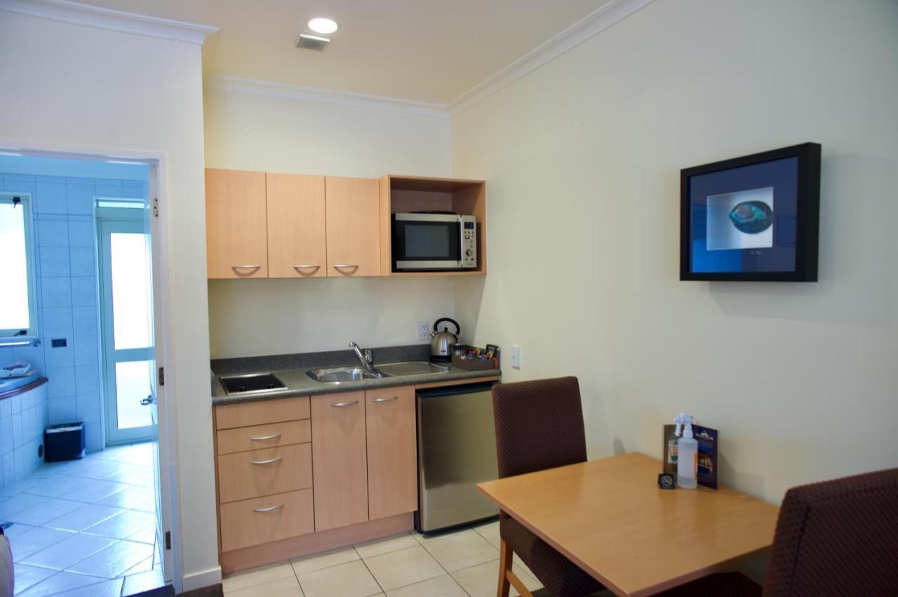 Regal Palms Resort Rotorua Exterior foto A kitchenette in a hotel room