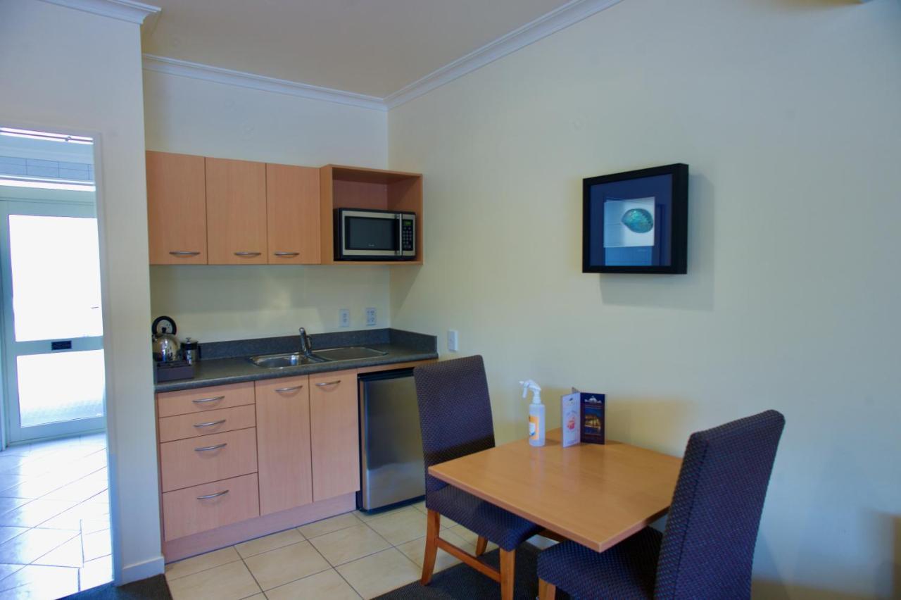 Regal Palms Resort Rotorua Exterior foto Kitchenette in a one-bedroom apartment