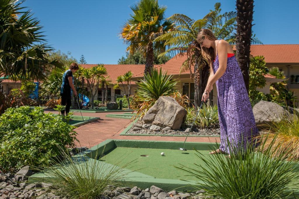 Regal Palms Resort Rotorua Exterior foto A woman playing mini golf